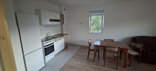 Idealan dvoiposoban stan sa parking mestom