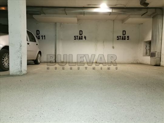 Izdaje se garažno mesto, centar