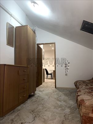 Izdaje se jednoiposoban stan na Bulevaru Nemanjića