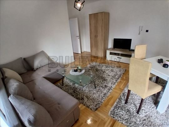 Izdaje se namešten jednoiposoban stan u blizini pa