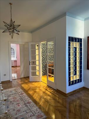 Krunska.Najlepsi salonski stan.Lepa zgrada.Garaza.