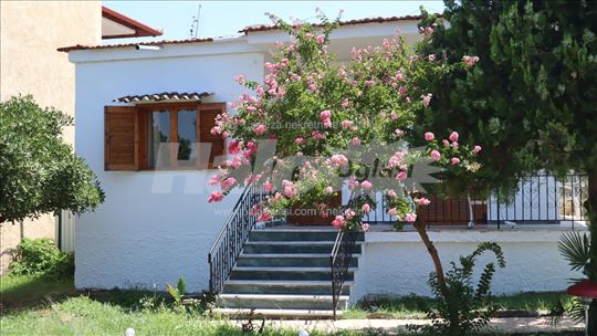 Kuća sa dvorištem, verandom i parkingom – u blizin