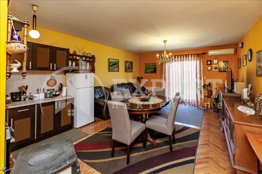 Kuća  u  nizu, nas. B.Bjegović, 300 m2, na  placu 