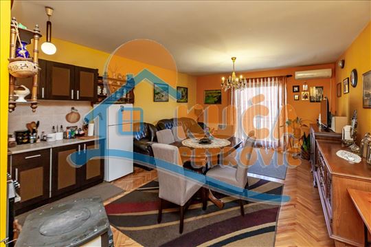 Kuća  u  nizu, nas. B.Bjegović, 300 m2, na  placu 