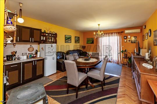 Kuća  u  nizu, nas. B.Bjegović, 300 m2, na  placu 