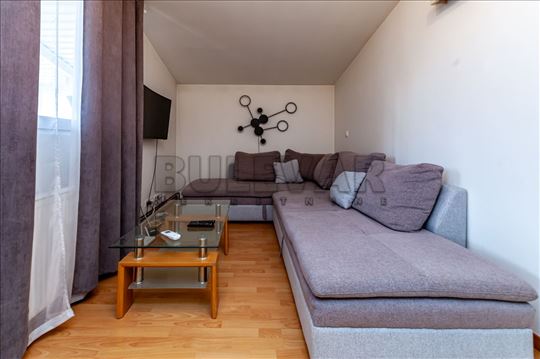 Na prodaju – moderan i  namešten dvosoban stan u M