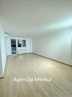 Nov trosoban polunamešten stan ,ul.Heroja Maričića