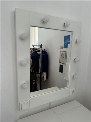 Ogledalo i sto za šminkanje - odličan set!