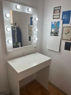 Ogledalo i sto za šminkanje - odličan set!