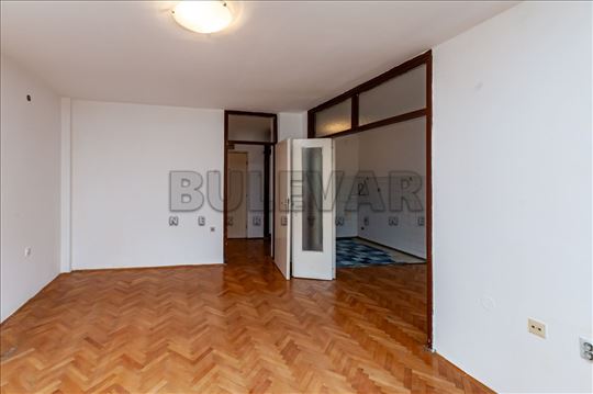 Prodaje se stan na Bulevaru Nemanjića