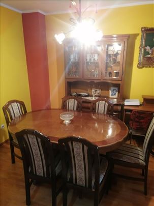 Trpezarijski sto i stolice