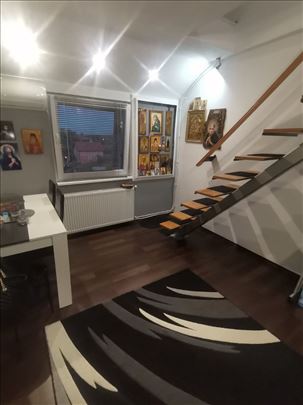 Funkcionalan četvorosoban dvoetažni stan površine