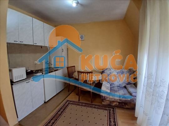 Izdaje se garsonjera na Margeru, Učitelj Tasina, 2