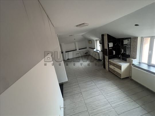 Izdaje se lokal na Crvenom pevcu!