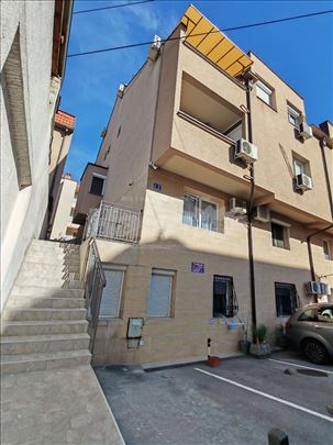 Izdajem garsonjeru ,nova zgrada,nov nameštaj.