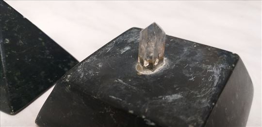 Kvarc veći u kamen piramidi sa odvojivim vrhom