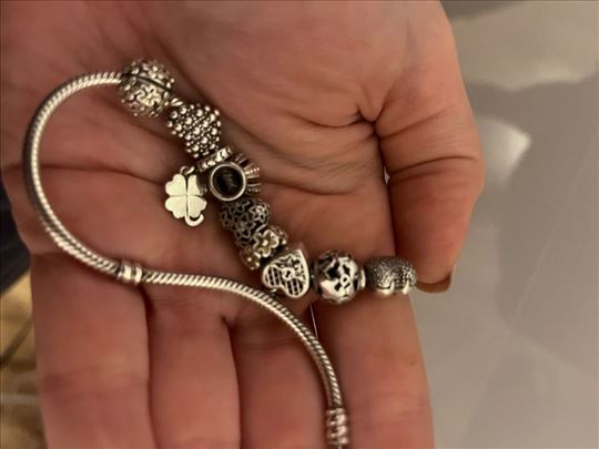 Pandora original narukvica sa privescima