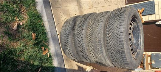 prodajem zimske gume na celicnim felnama