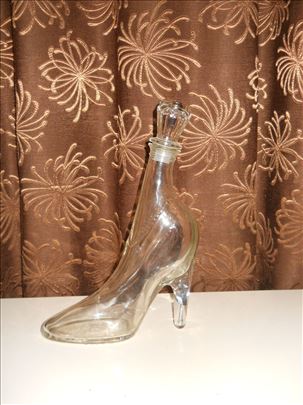 Staklena flasa u obliku zenske cipele