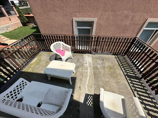 Stan u Rakovici sa terasom za izdavanje