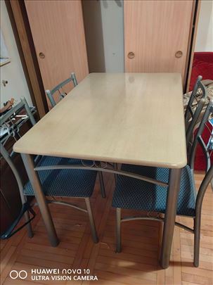 Trpezarijski sto sa stolicama