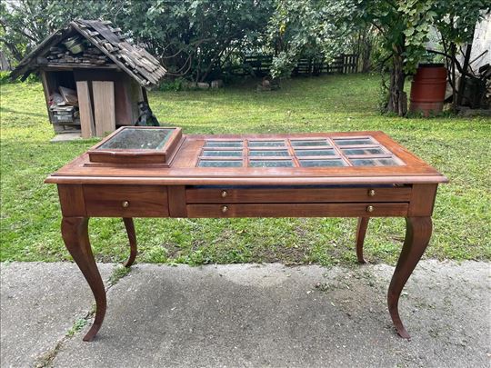 Vitrina-sto za izlaganje nakita