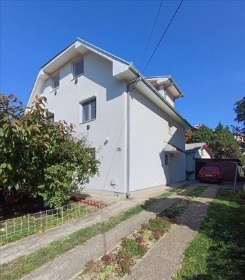 Aerodrom,dve kuce na placu