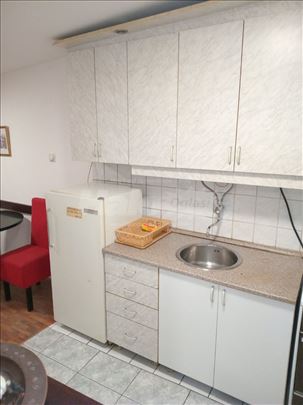 Izdajem jednosoban stan na Karaburmi