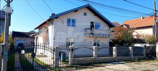 Izdajem kucu I pomoćni objekat