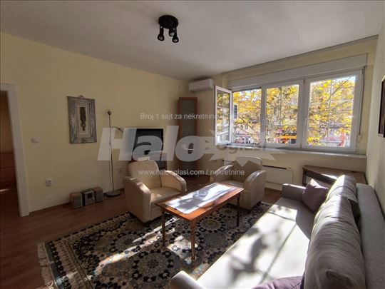 Između Vukovog spomenika i pijace Đeram