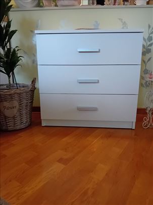 Komoda bele boje