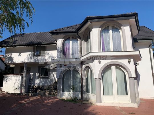 Kuća na Dušanovcu – 170 m² sa dvorištem i parkingo