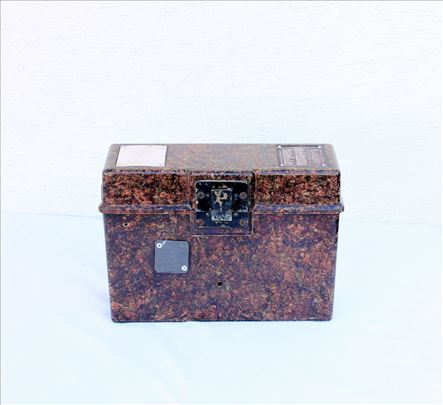 Kutija starog vojnog telefona.