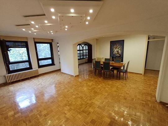 Odlicna lokacija, prostran stan, moze pp, ID 2725