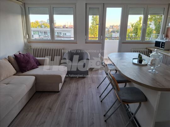 Lep, svetao i sunčan stan na idealnoj lokaciji