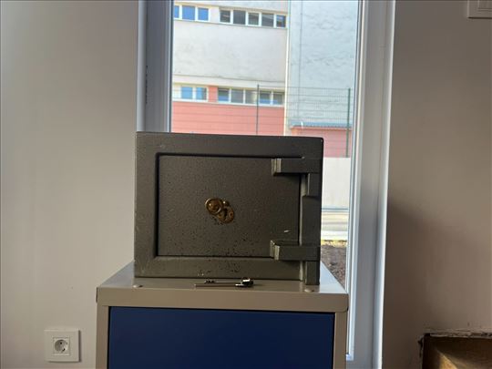 Masivan čelični sef sa ključem – 33×26×27 cm 