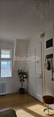 Prelep salonac na Andrićevom vencu 62m2