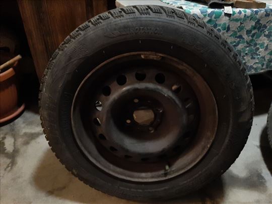 2 gume sa felnama 195/65 R15 zimske Riken