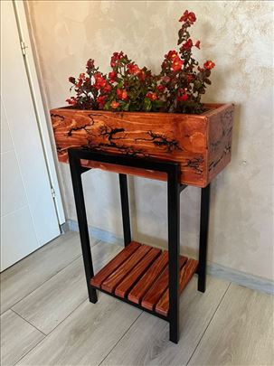 Drvena žardinjera na metalnom stalku