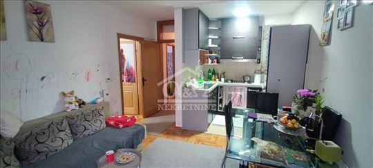 Dvoiposoban stan u strogom Centru sa garažnim mest