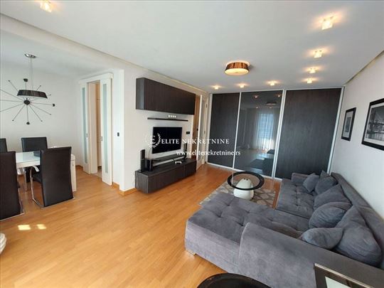 Dvosoban lux stan u Belvilu