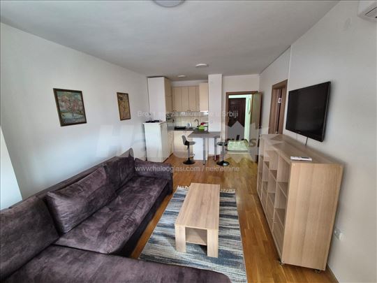 Izdajem namešten stan u ulici Janisa Janulisa 81 (