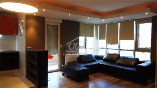 Komforan dvoiposoban stan sa dva garažna mesta na