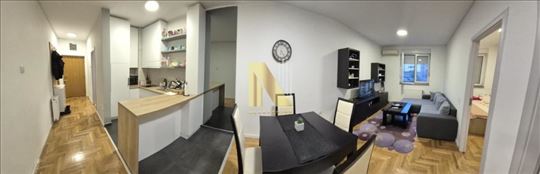 Kompletno namešten dvoiposoban stan na odličnoj lo