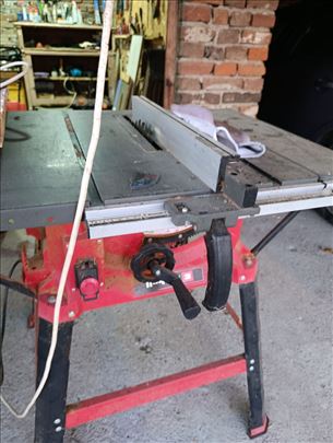 Na prodaju strug sa sve alatom i masinama