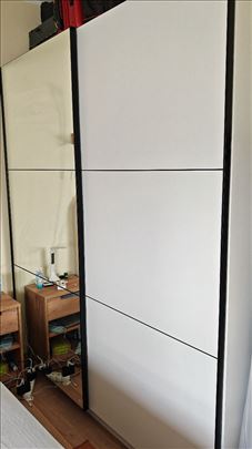 Nov garderober sa kliznim vratima