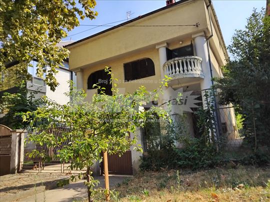 Prefinjena vila, 6 parking mesta: na 6,46 ari