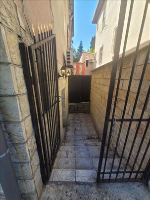 Retko u ponudi! Cela kuca u Profesorskoj koloniji.