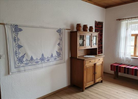 Starinski Narodni Vez na Ručno Tkanom Platnu  