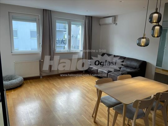 Troiposoban svetao stan sa 2 terase pored vrtića